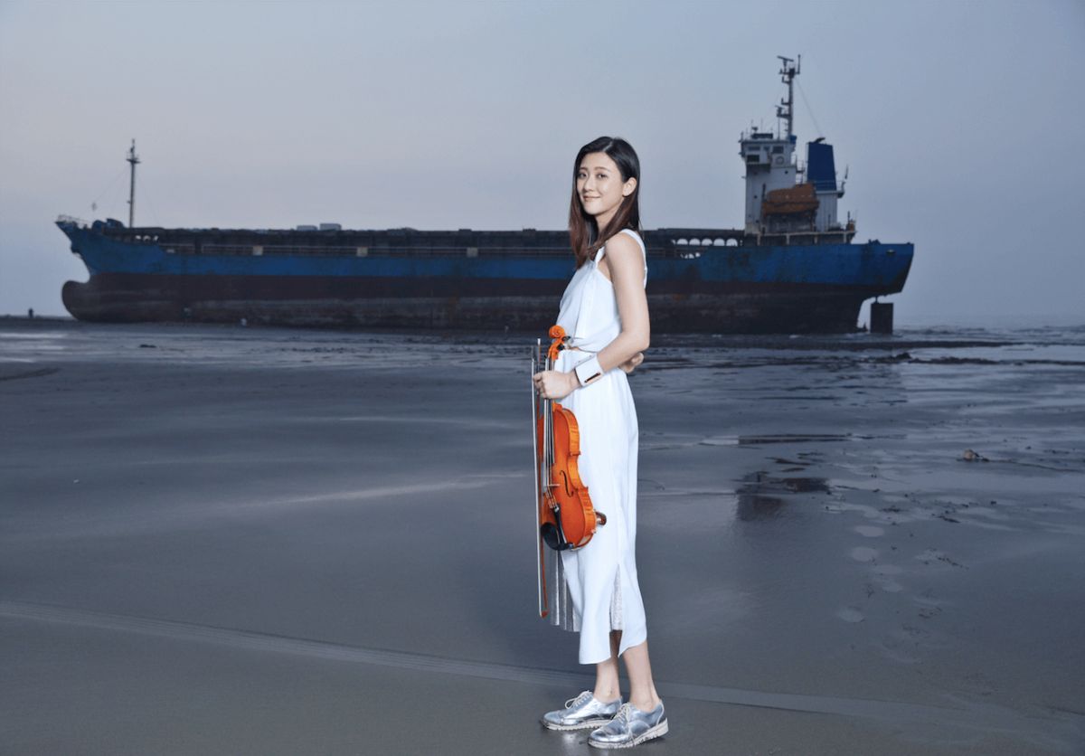 ▲林逸欣在知名網紅打卡點拉小提琴。（圖／鑫羽工作室提供）