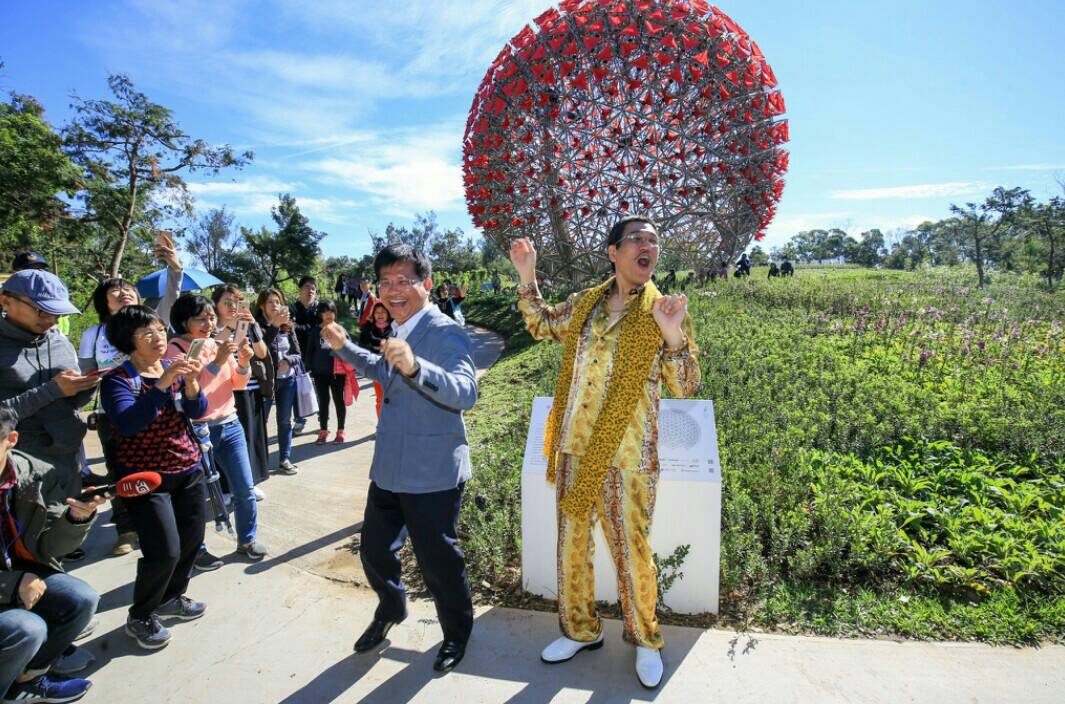 ▲花博宣傳大使PIKO太郎參觀「聆聽花開的聲音」，機械花球前與市長林佳龍大跳「PPAP」 (圖／柳榮俊攝2018.12.8)