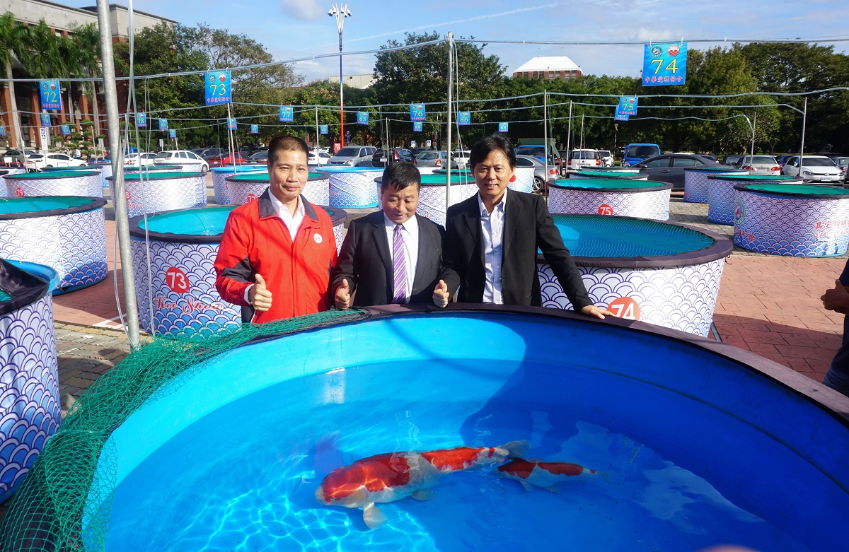 ▲國際錦鯉品評會在新竹縣政府前廣場進行，農葉處長邱世昌(右)歡迎大家一起欣賞「水中活寶石」。（圖／新竹縣政府提供）