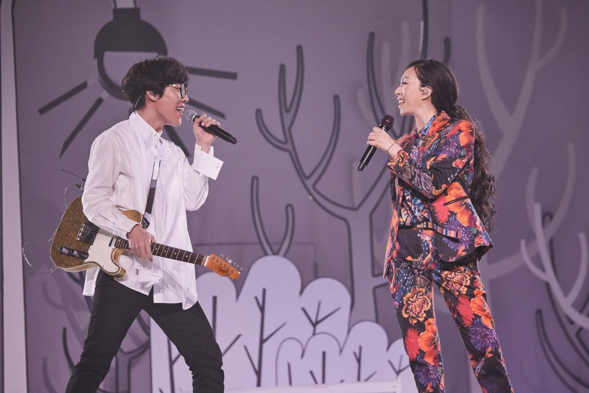 ▲萬芳高雄場演唱會，嘉賓是盧廣仲，兩人一來一往逗樂歌迷。（圖／聯成娛樂提供）