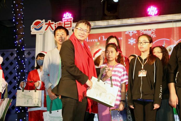 台南市代理市長李孟諺致贈小朋友聖誕禮品