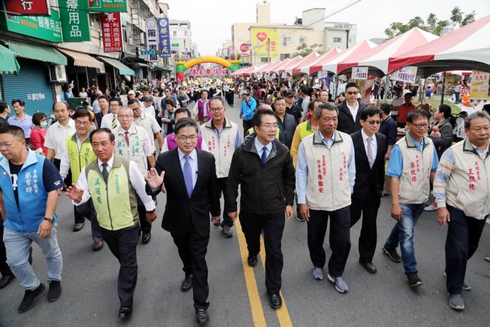 代理市長李孟諺（前排左三）、台南市長當選人黃偉哲（前排左四）與貴賓共同歡迎鄉親共襄盛舉