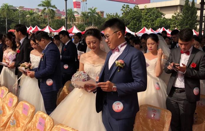 ▲中鋼公司舉辦集團結婚，有122對新人參與婚禮的大喜之日，場面喜氣洋洋，新人們一同宣讀愛的宣言。(圖／記者黃守作攝，2018.12.09)
