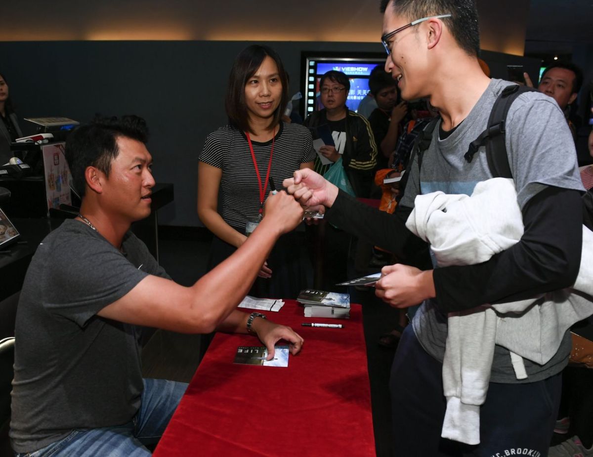 ▲《後勁：王建民》簽名會，王建民接受球迷打氣加油。（圖／牽猴子整合行銷提供）