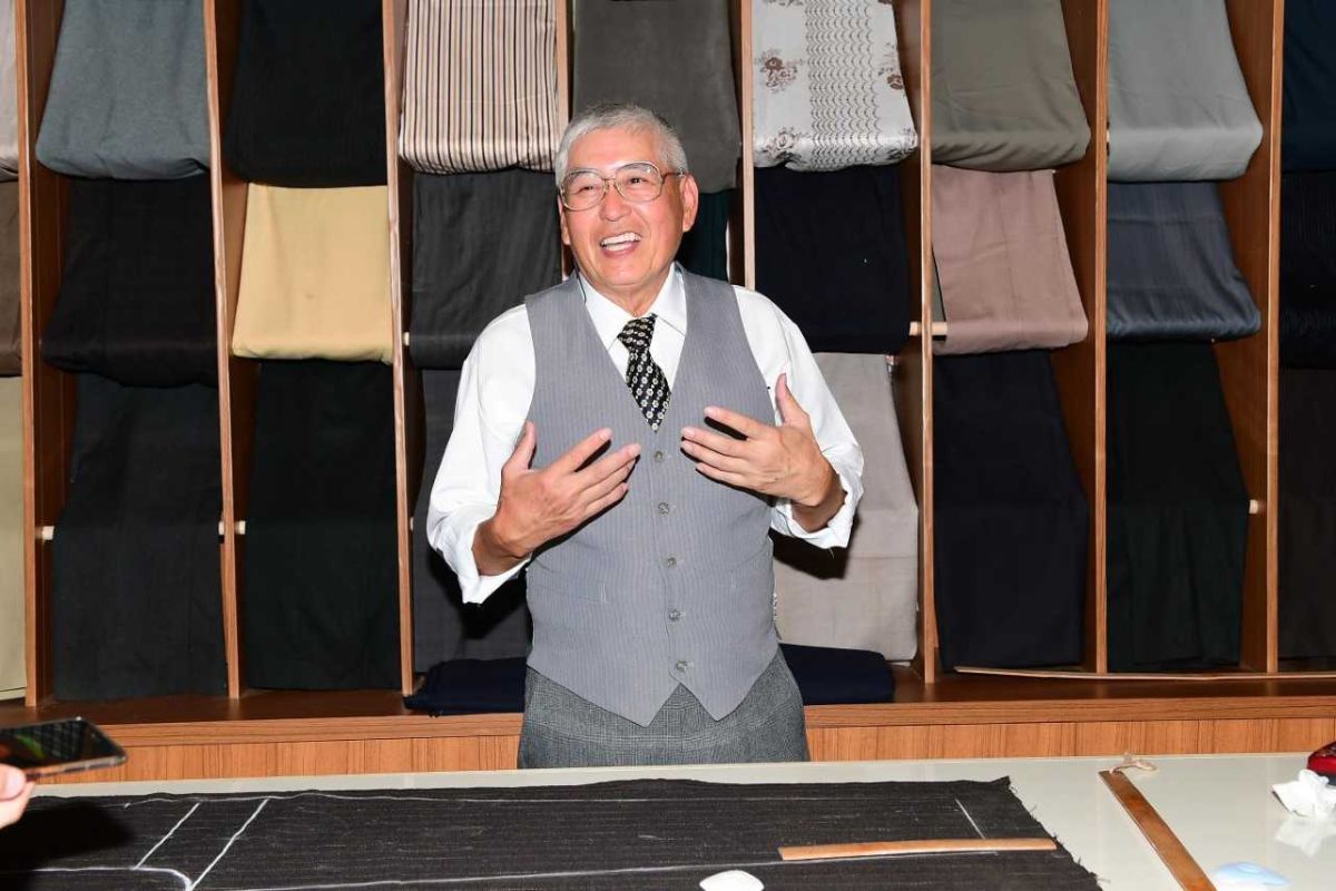 ▲知名導演柯一正因一時情緒失控，猛砸停於其住家車庫前方的車輛。（圖／華視提供）