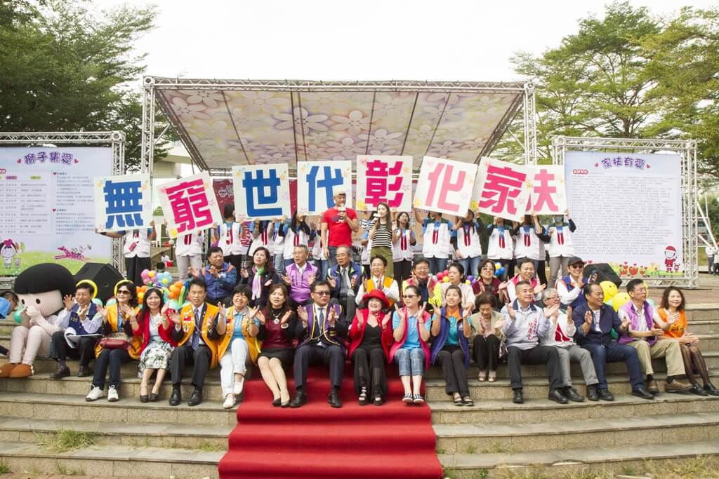 ▲彰化家扶中心舉辦無窮世代~2018寒冬送暖「疼惜彰化家扶囝仔」愛心園遊會活動，有近8.000人到場參與響應這次雪中送炭公益活動。（圖／記者陳雅芳攝，2018.12.09)