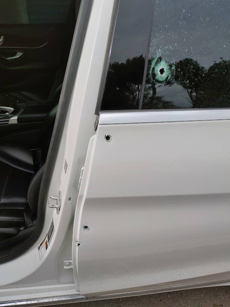 ▲新竹縣湖口鄉發生白晝街頭槍擊案，被害人車上彈痕累累，仇殺致死意味濃厚。（圖／新工派出所提供，2018.12.09）