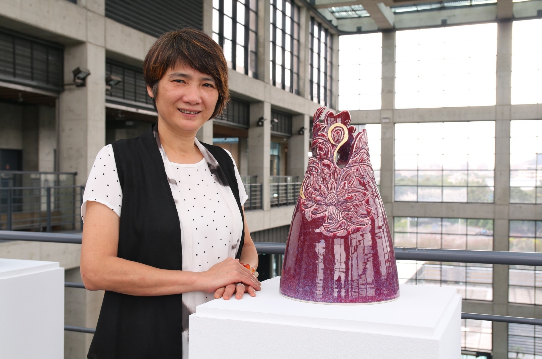 ▲花店老闆娘郭怡萍愛上陶藝創作，作品以花草樹木等大自然植物為主題。（圖／記者蔡琇惠攝，2018.12.10）


