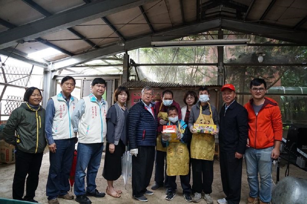 ▲「香園」弱勢院生養蚯蚓、產肥料、種作物，縣長邱鏡淳(左五)肯定是「善的循環」代表。（圖／新竹縣政府提供）