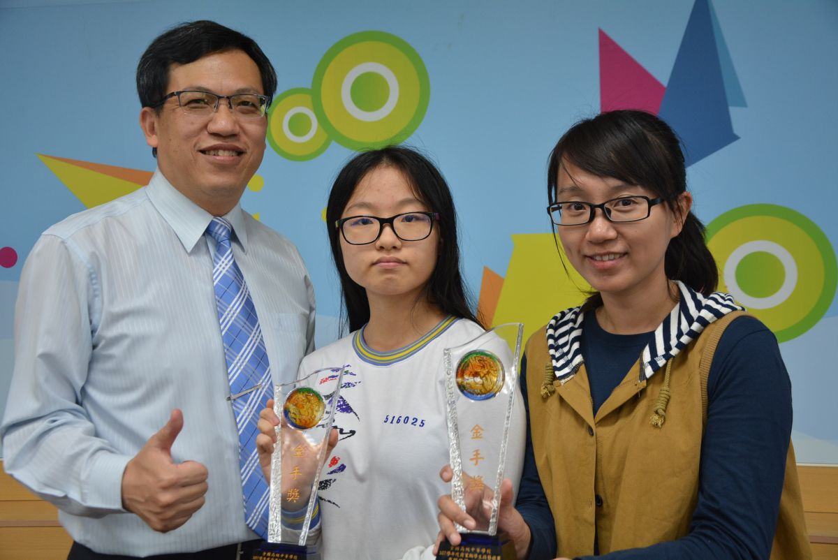 ：▲左起：嘉商校長林義棟、黃曉倩同學、指導老師顏家鈞。（圖／記者郭政隆攝影2018.12.10）