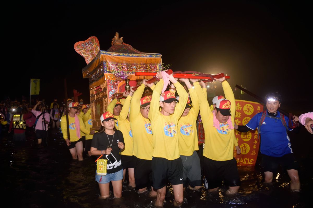 ▲彰化南瑤宮笨港進香歷史悠久，為加強文化資產保存及傳承，南瑤宮分別以「笨港進香」、「建築藝術」為主題出版專書，完整記錄徒步進香過程。（圖／記者陳雅芳攝，2018.12.10)