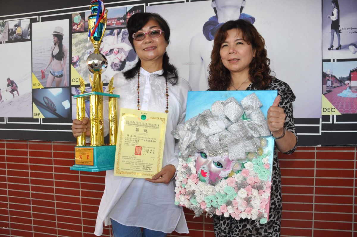 ▲中州科技大學時尚創意設計與管理系進修部學生，參加2018台灣世界盃髮型美容美睫美甲紋繡國際比賽，雙雙拿下冠軍。（圖／記者陳雅芳攝，2018.12.10)