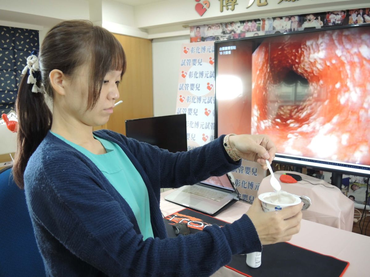 ▲優酪乳裡面含有兆單位的益生好菌，塗抹在陰道裡面的乳酸菌可以分泌葡萄糖變成乳酸，黴菌不容易生存，醫生說，是生菌」趕走黴菌。（圖／記者陳雅芳攝，2018.12.10)