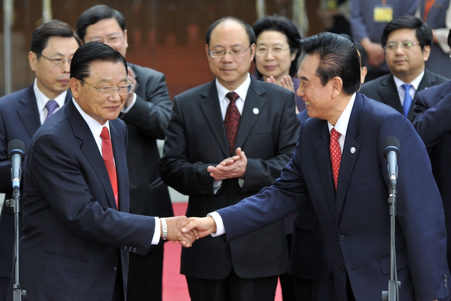 前海基會董事長江丙坤（左）。（資料照／行政院）