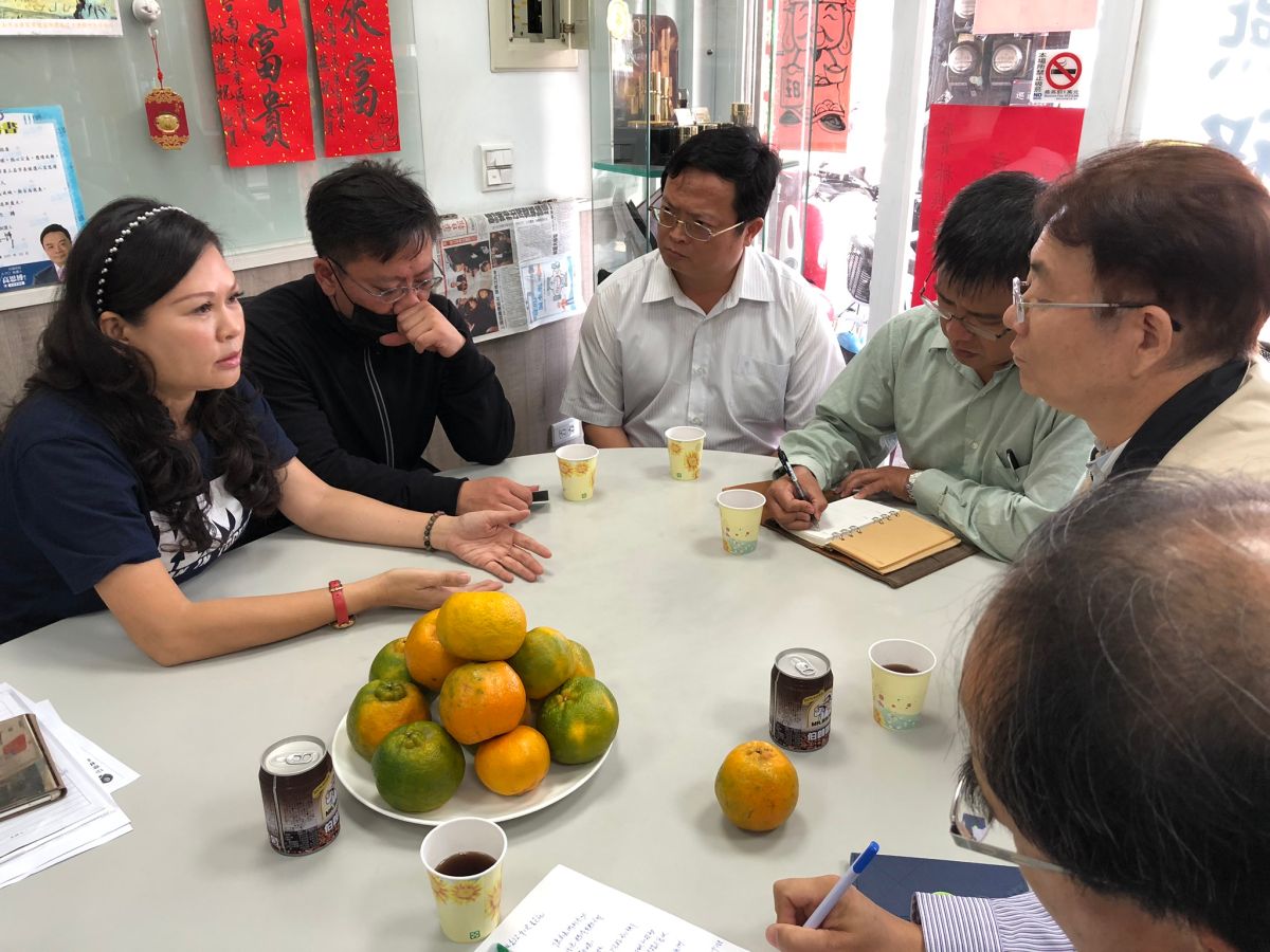 ▲墜樓男童父親在市議員林燕祝陪同下，與台南市教育局與校方等相關單位會談，懇求真相。(圖/記者陳聖璋攝，2018.12.10)