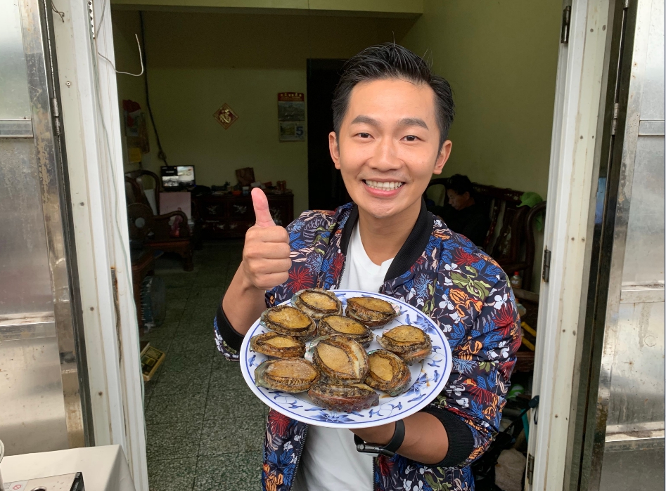 ▲藝人蔡昌憲家族的養殖池位於金沙灣到澳底漁港之間，每到冬天吃鮑魚是他最懷念的美食記憶。（圖／新北市民政局提供）