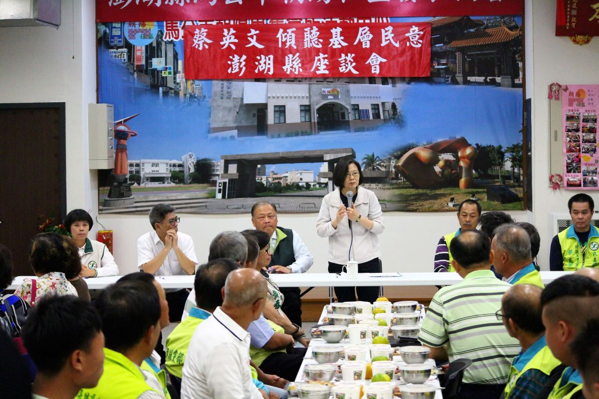 ▲民進黨澎湖縣黨部主委盧長在向蔡英文總統提出全國武轎大會、同學會及海神祭三項文化活動(圖/記者張塵攝)