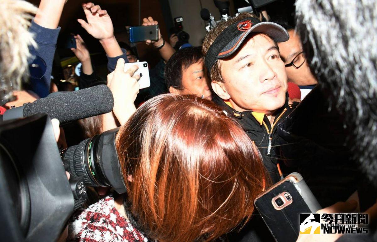 狄鶯心急護子被攝影機K頭。（記者林調遜攝）