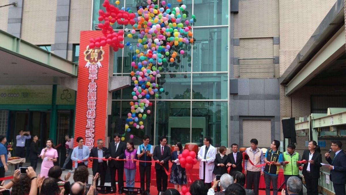 ▲彰化秀傳醫院延平大樓50公尺高的兩座透明景觀電梯正式啟用，透明景觀電梯使採用全採光的透明設計，市區風光在民眾搭乘時盡收眼底。（圖／記者陳雅芳攝，2018.12.11)