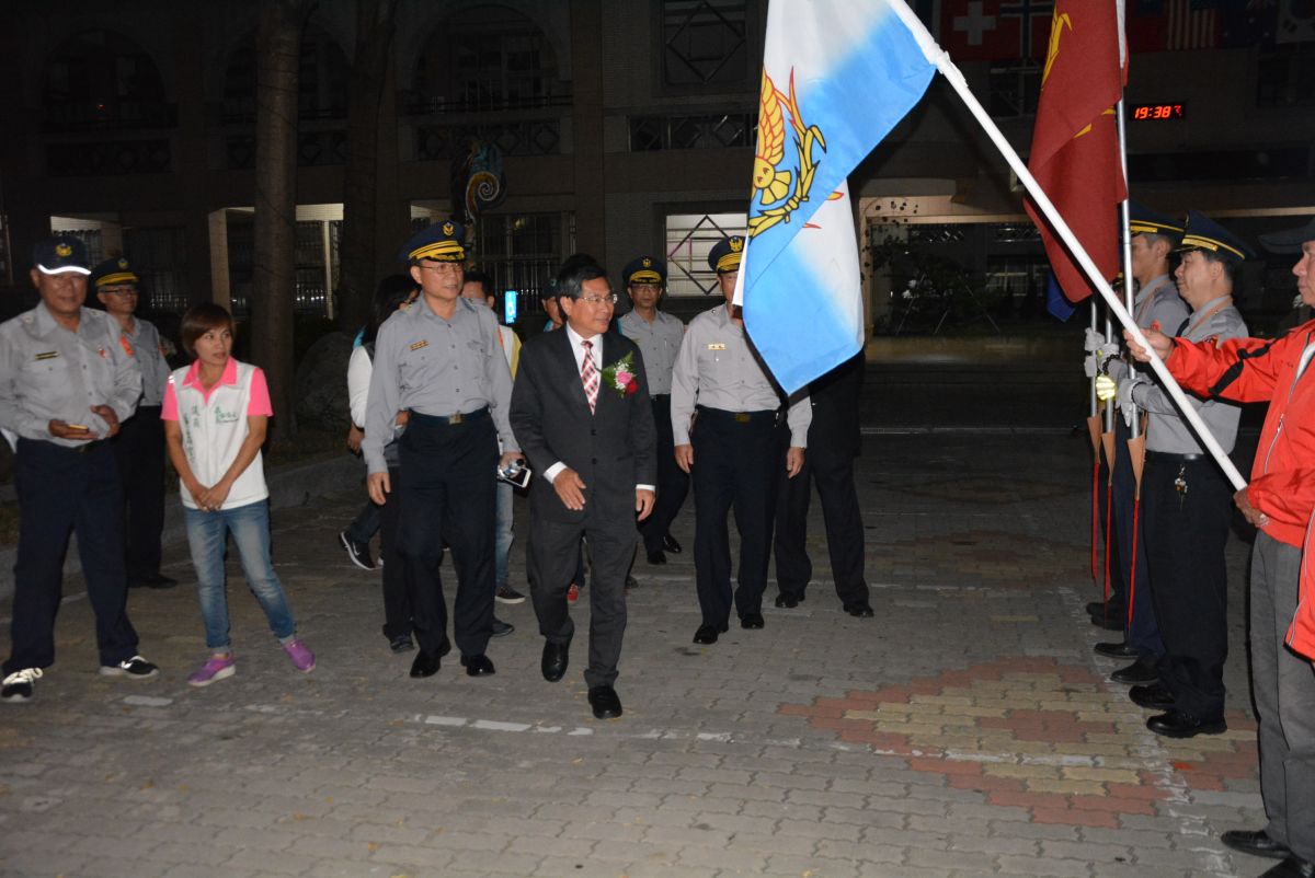 ▲嘉義市長涂醒哲校閱東、西區守望相助隊。（圖／記者郭政隆攝影2018.12.11）