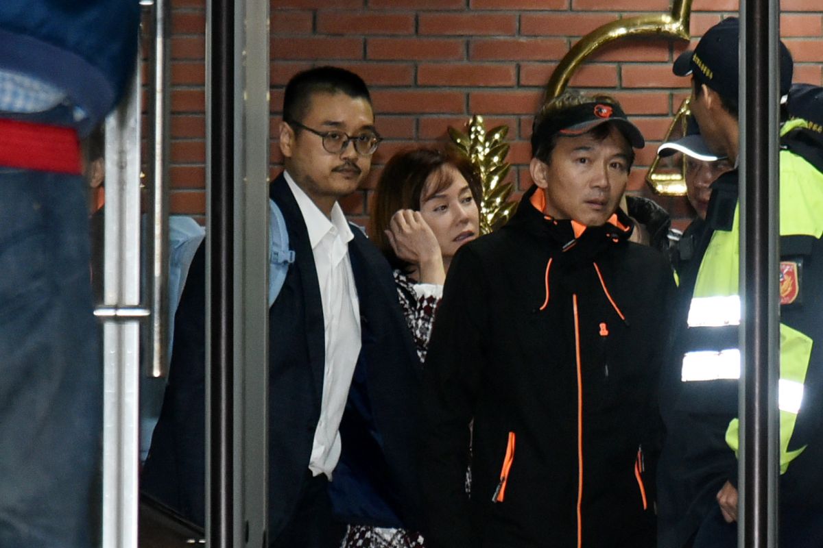 ▲孫安佐律師郭上維（左起）、狄鶯、孫鵬一同走出士林地檢署。（圖／記者林柏年攝，2018.12.11）