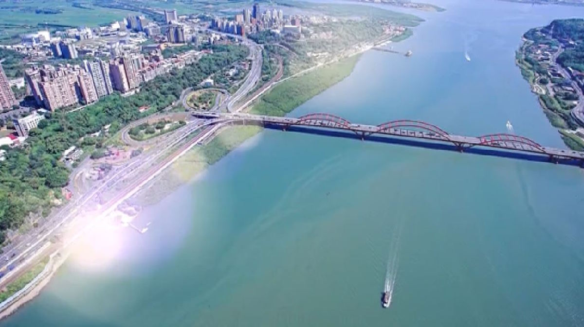 ▲位於淡水河口兩岸的淡水與八里區，雖然中間相隔著河水，但也時常被當作一日遊的完整行程。示意圖與內文無關 （圖/新北市政府提供）