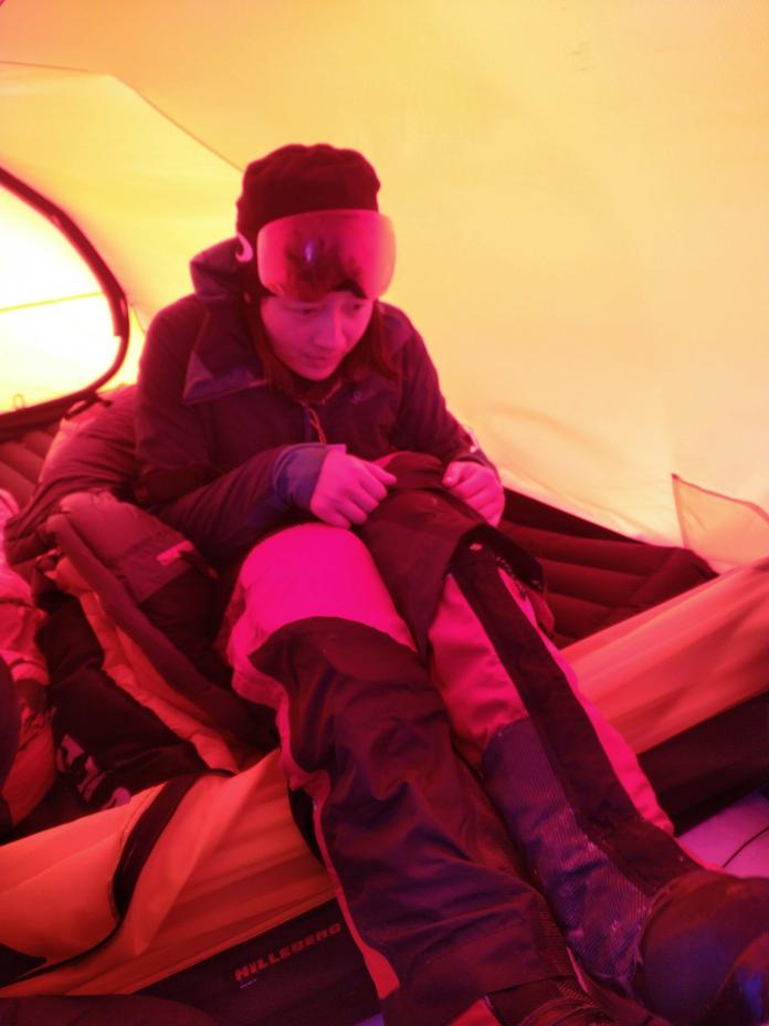 南極長征隊持續高原挑戰，圖為林語萱因失溫在帳棚休息。（橘子關懷基金會提供）