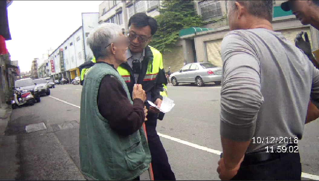 ▲勤工所員警依患失智症的阿伯身上一彈送貨單，協助找到家人（圖／記者鄧力軍翻攝, 2018.12.12）