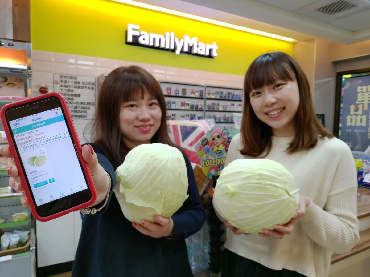 ▲高麗菜價格慘兮兮，全家便利商店號召全民一起「呷菜」，10萬顆高麗菜使用會員點數免費兌換。（圖／全家提供） 