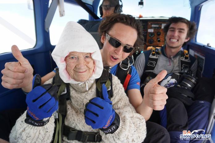 史上最強阿嬤！ 102歲人瑞高空跳傘破世界紀錄
