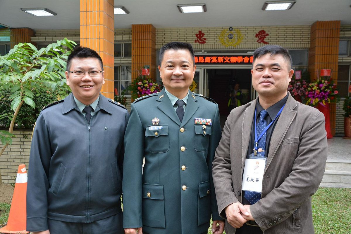 ▲指揮官黃嘉樹(中)邀請毛啟華(右)老師辦理書法聯展。（圖／記者郭政隆攝影2018.12.12）