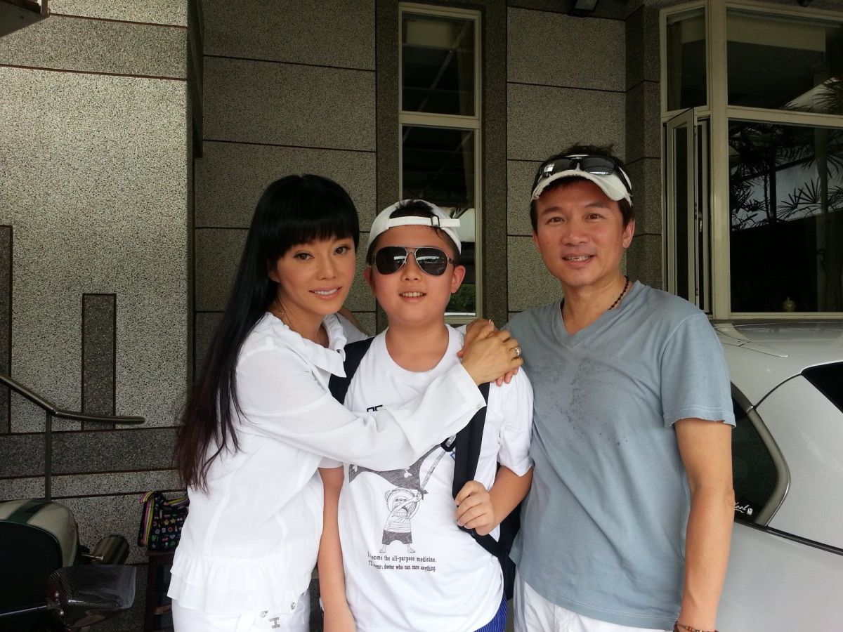 ▲藝人孫鵬（右一）、狄鶯（左一）相當疼愛獨子孫安佐。（圖／臉書）