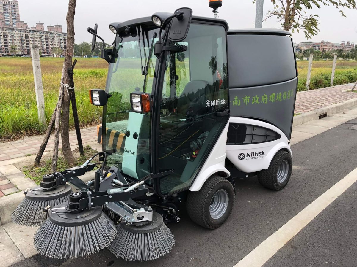▲南市環保局購置之丹麥「Nilfisk City Ranger 2250」小型清掃機具。(圖/記者陳聖璋攝，2018.12.12)