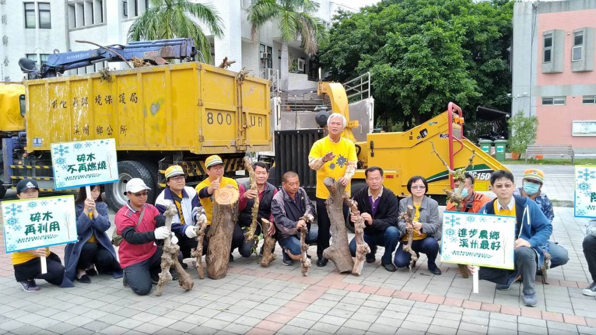 ▲溪州鄉公所斥資180萬元添購碎木機，可瞬間把厚重的廢木材軋碎，因此被喻為「吃柴獸」，這些碎木片經發酵後，可做成有機土，既環保又經濟。（圖／記者陳雅芳攝，2018.12.12）