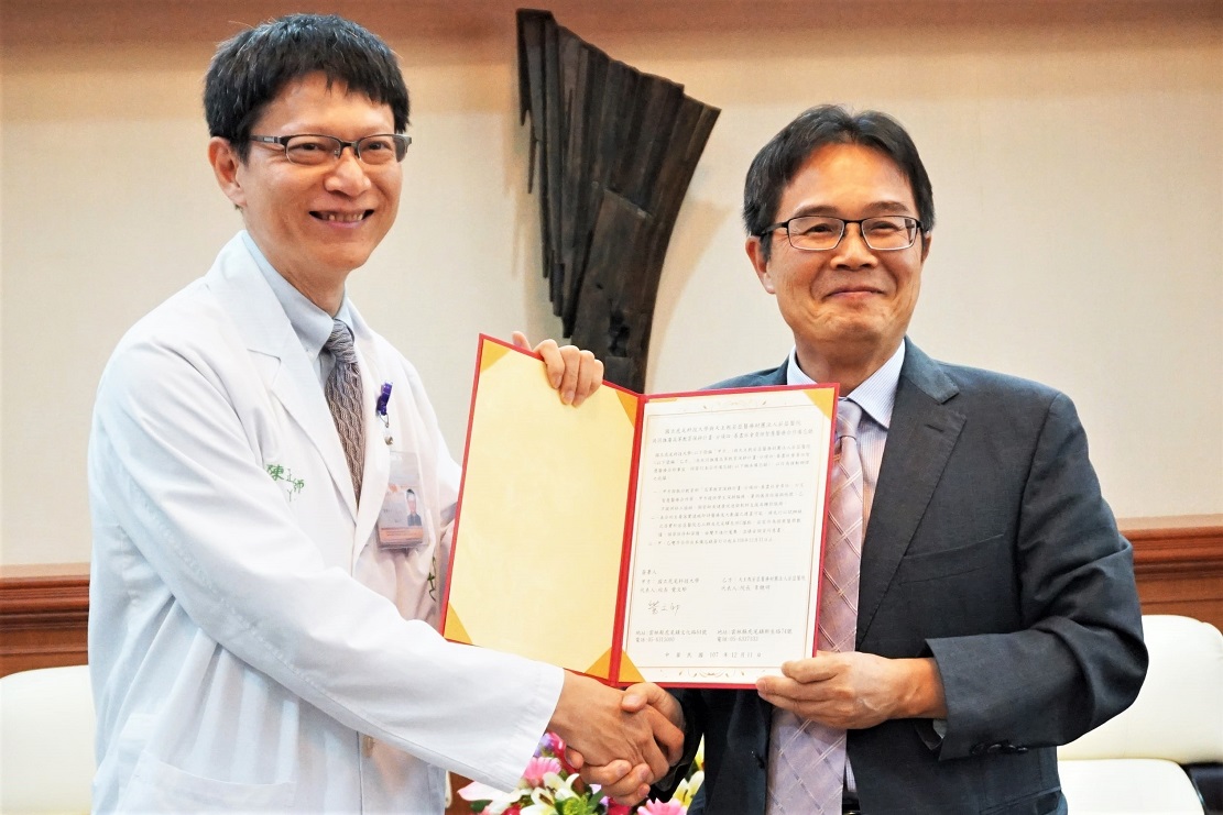 ▲虎尾科技大學校長覺文郁與若瑟醫院副院長陳正昱簽訂「善盡社會責任智慧醫療合作備忘錄」。（圖／記者蘇榮泉攝，2018.12.12）