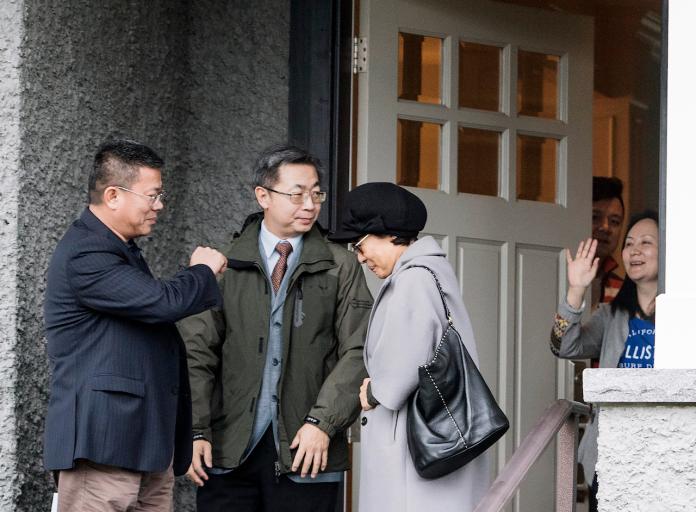華為公主孟晚舟回家第一天，中國駐溫哥華總領事等人到府探望。（圖／美聯社／達志影像）