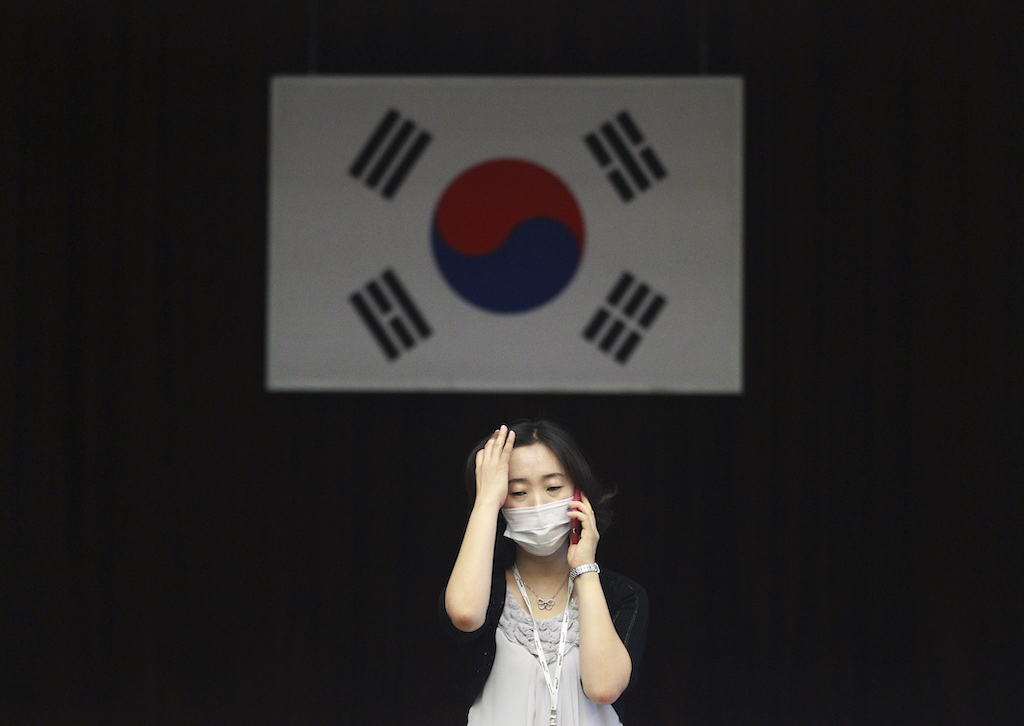 韓國工時長、非典型就業率高，年輕人生活過得辛苦，也看不到未來，因此出現「地獄朝鮮」的說法。（圖／美聯社／達志影像）