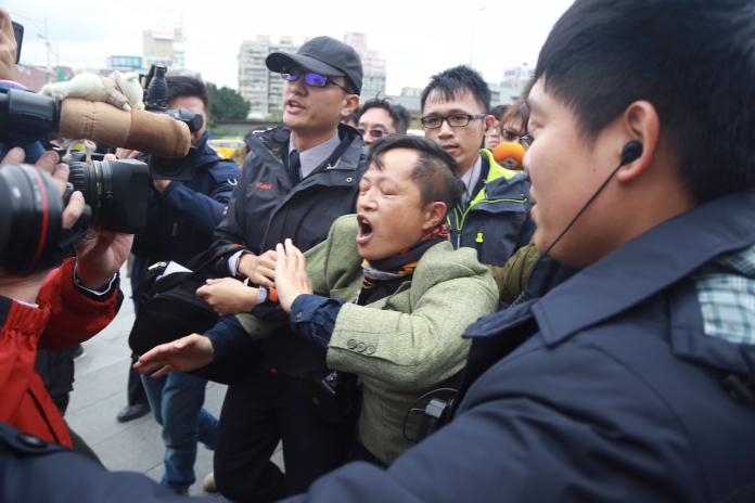 ▲柯蔡會，台灣國辦公室主任陳峻涵前來抗議，遭警方帶走。（圖／記者葉政勳攝, 2018.12.13）