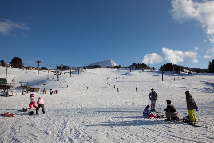 ▲日本各大滑雪場正式開放迎接旅客，遠東航空今（ 13 ）日宣布，桃園－新瀉航線增班，同時推出優惠票價。（圖／遠東航空）