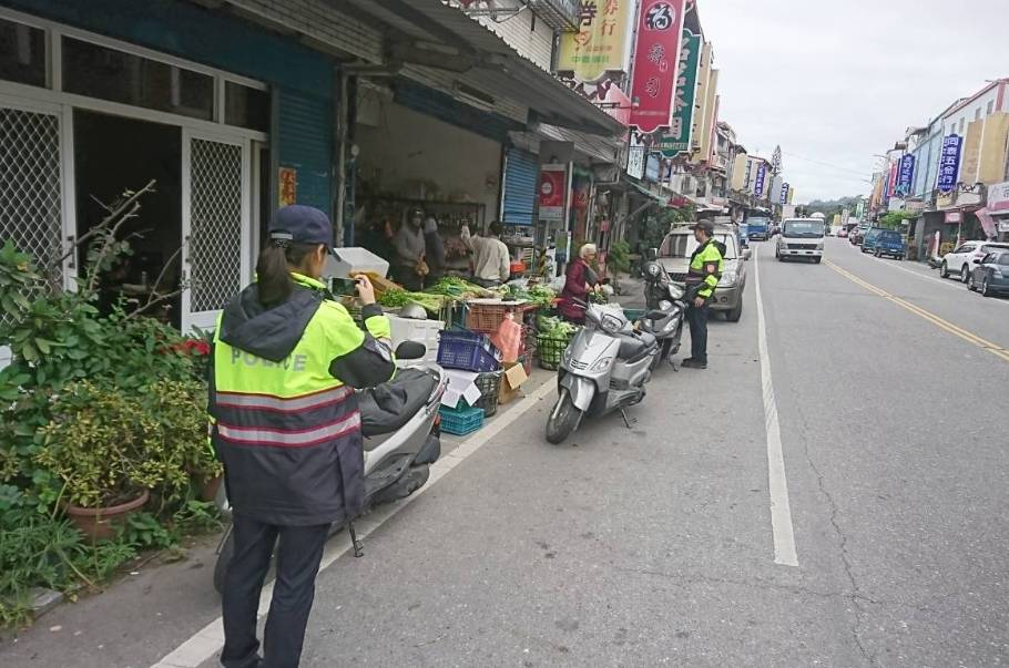 ▲鹿野街道狹窄，警方積極勸導商家佔用道路以及車輛臨時的違規事項，希望可以減少事故的發生（圖／關山分局提供）