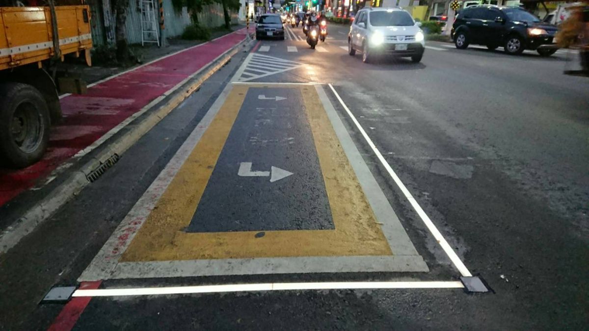 ▲有網友好奇「待轉該不該打右轉燈」，問題引發兩派駕駛人論戰。（圖／NOWnews資料照片）