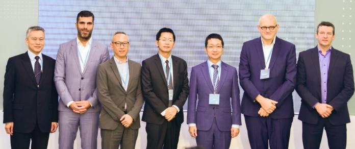 ▲台灣港務公司高雄港務分公司舉辦智慧港口論壇與工作坊活動，由台灣港務公司總經理郭添貴(中)與高雄港務分公司總經理陳劭良(左1)共同主持。(圖／記者黃守作攝，2018.12.13)