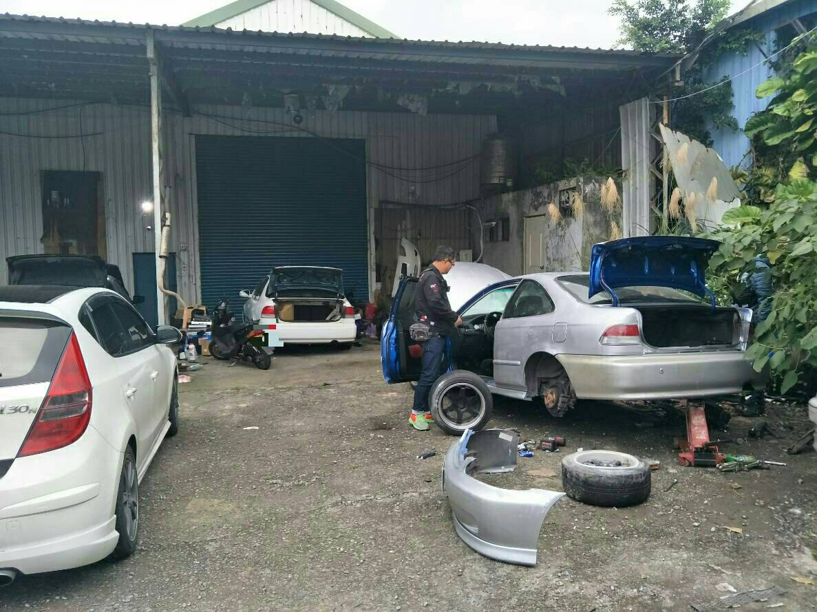 ▲郭姓男子藏身的汽修改裝廠，不僅發現被偷的贓車，還查獲了他在工廠內改造槍枝以及毒品。（圖／大溪分局提供, 2018.12.13）