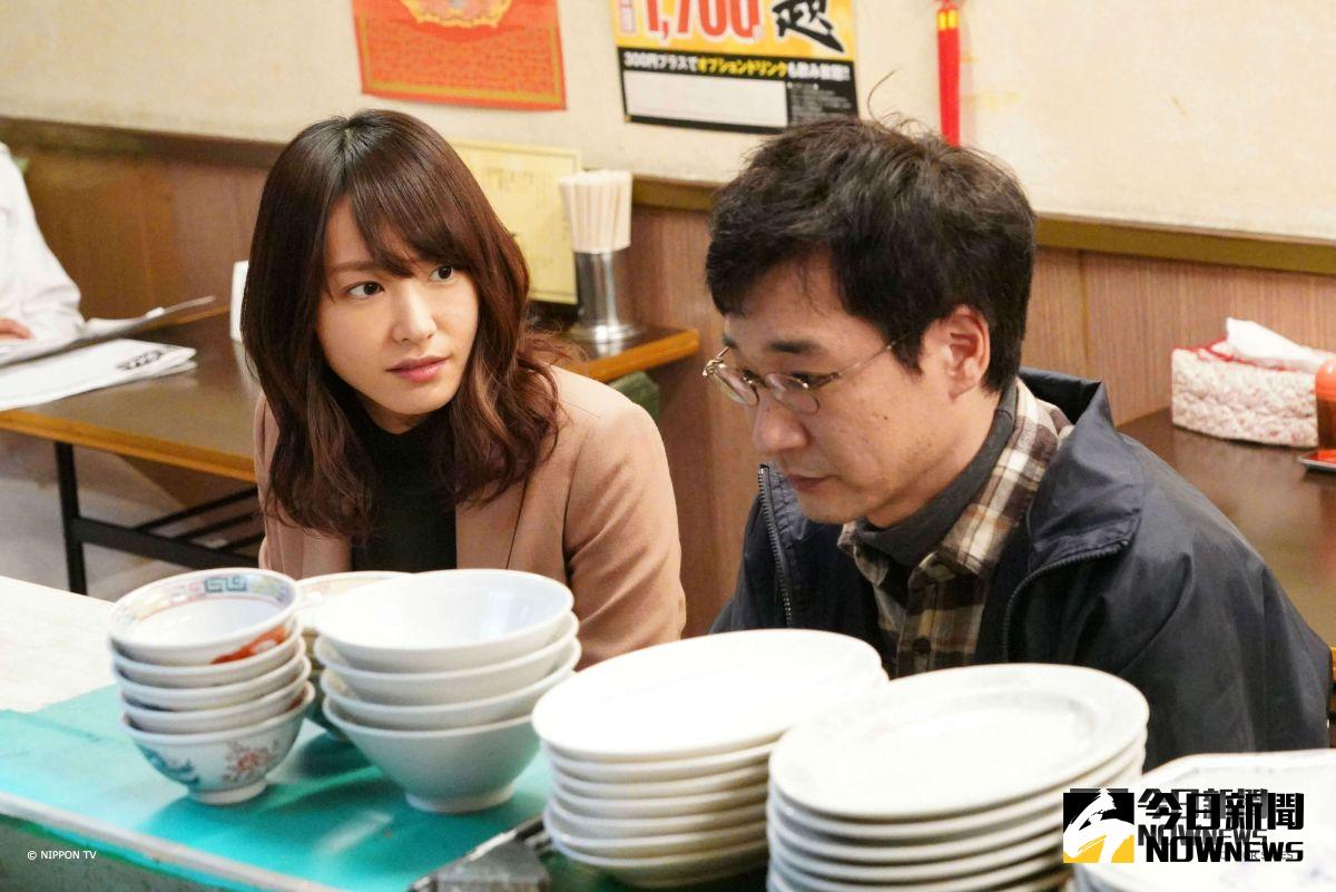 ▲新垣結衣（左）常幫同事擦屁股。（圖／KKTV）