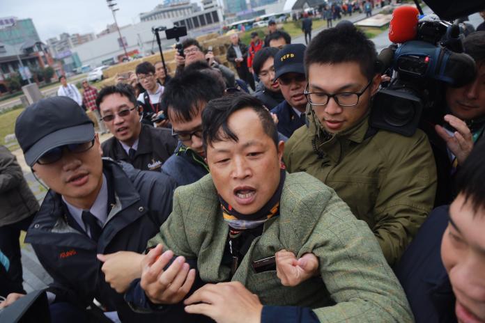 前來抗議「蔡柯會」的台灣國辦公室主任陳峻涵。( 圖 / 記者葉政勳攝，2018.12.13 )