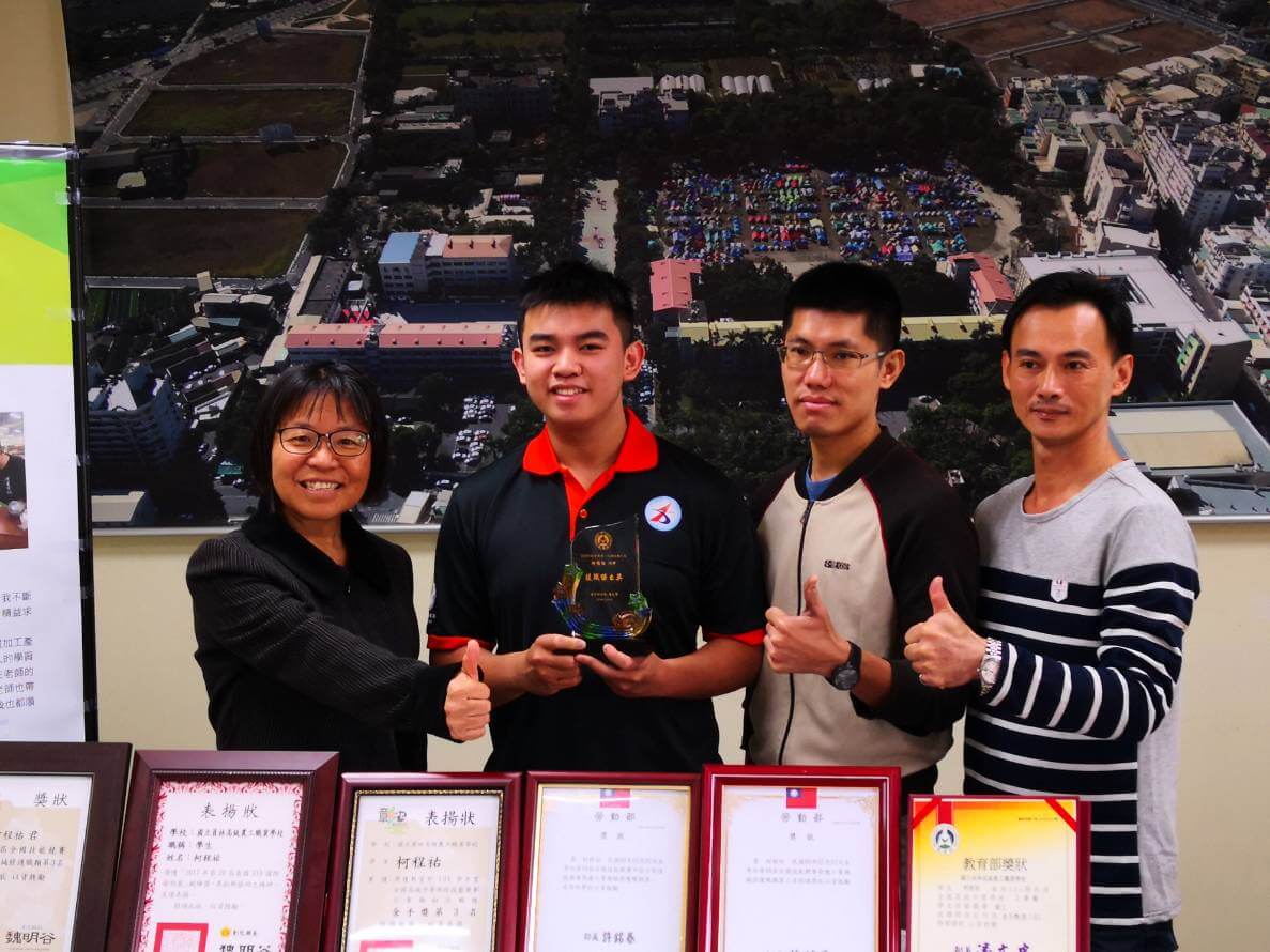 ▲第14屆技職之光名單公布，員林農工應屆畢業生柯程祐以滲碳滲氮熱處理及機械加工2張乙級及6張丙級証照等優異的技術士証照。（圖／記者陳雅芳攝，2018.12.13）