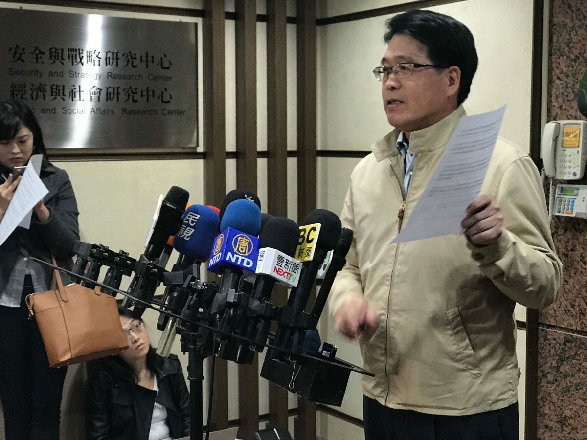 台灣民意基金會董事長游盈隆登記參選民進黨主席，哽咽發表感言，呼籲廣大支持者，「請再愛民進黨一次」。（圖／記者王鼎鈞攝,2018.12.14）