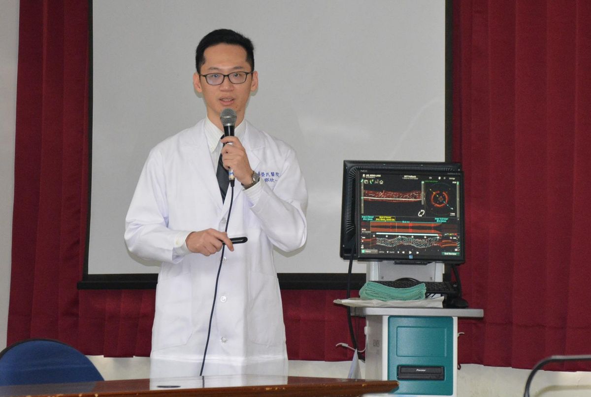 ▲鄧欣一醫師說明心血管光斷層掃描儀，可以更精確施行心導管手術治療。（圖／記者郭政隆攝影2018.）