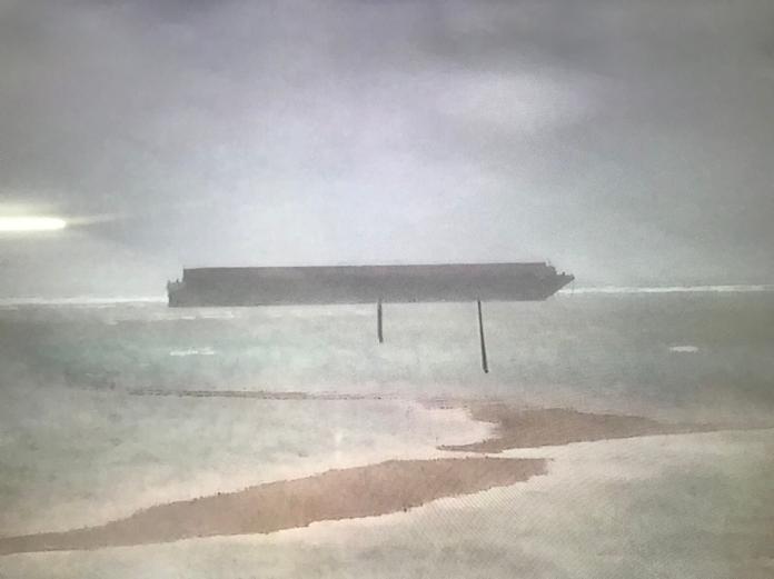 印尼籍平台船擱淺澎湖赤崁港外　村民驚外星飛船來襲
