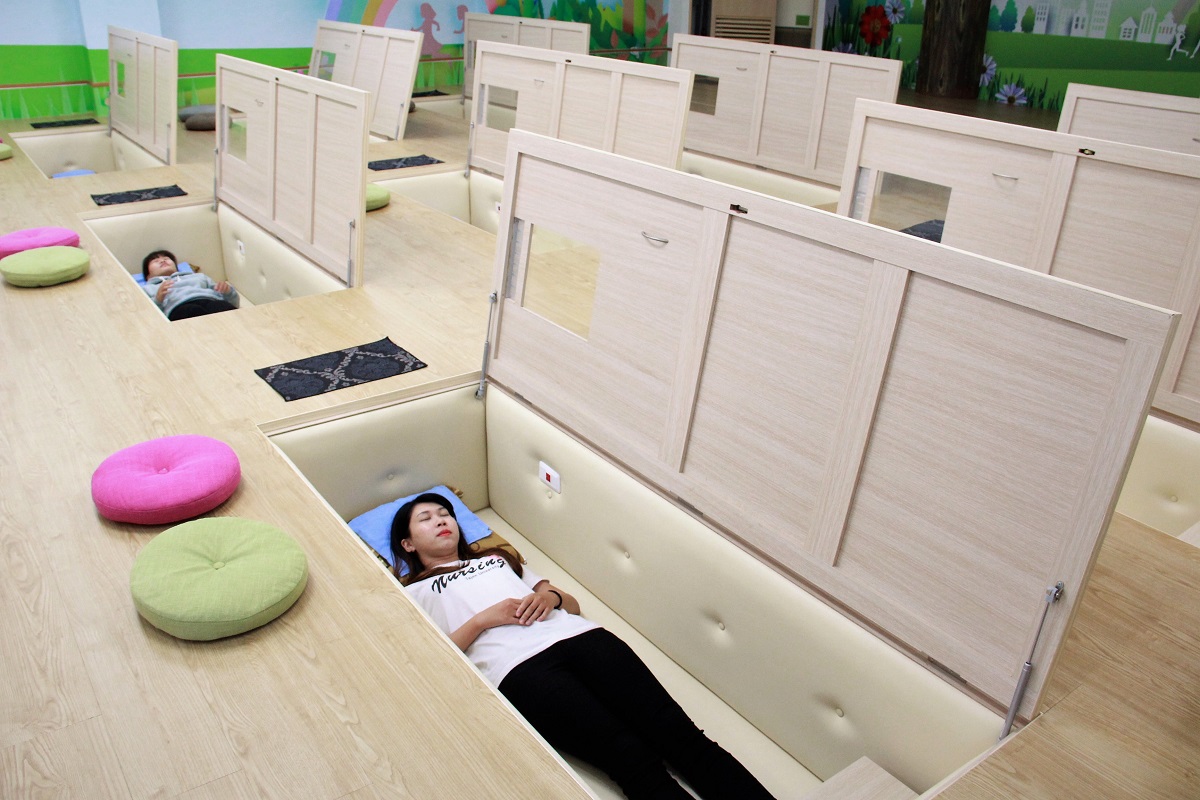 ▲躺棺體驗每位學生至少體驗五分鐘，感受與外界隔絕的感覺。（圖／記者陳宗傑攝,2018.12.14）